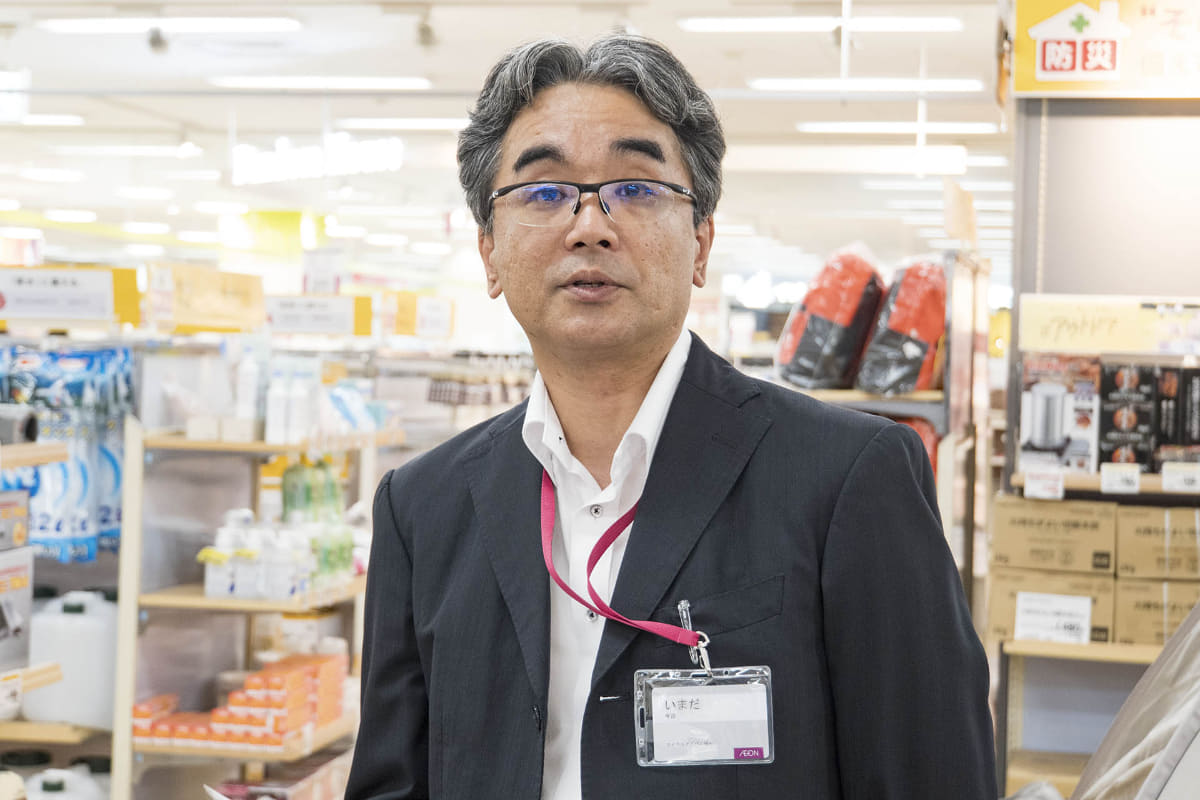 防災用品売場の概要について説明するイオンリテール 住居余暇本部 ホームコーディ商品部 今田哲弘氏