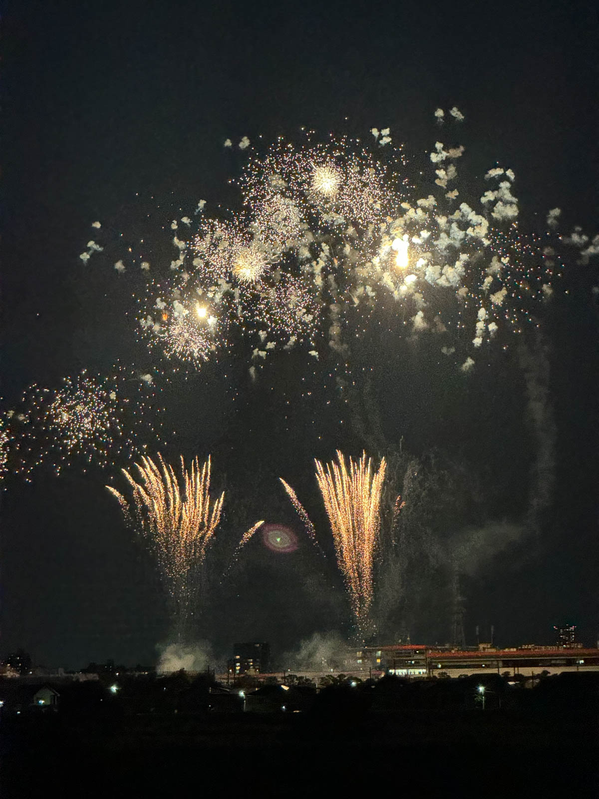 「AE/AFロック」でピントと明るさを固定してイメージ通りの打ち上げ花火を撮れました