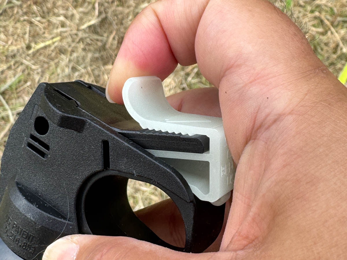 安全装置を外して噴射します