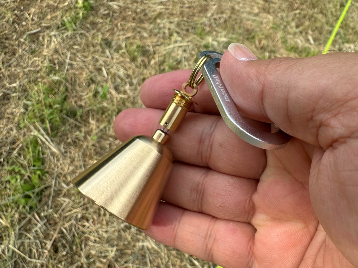 ベルの根元のネジを少し回すと、「クラッパー」を根元から引き上げられます