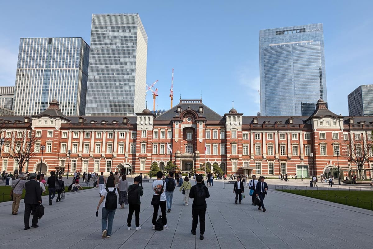 東京駅を丸の内口方面から見る