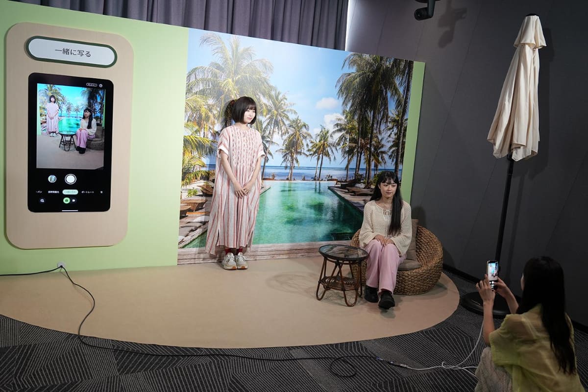 「一緒に写る」。まず“中央を空けながら”2人の写真を撮影