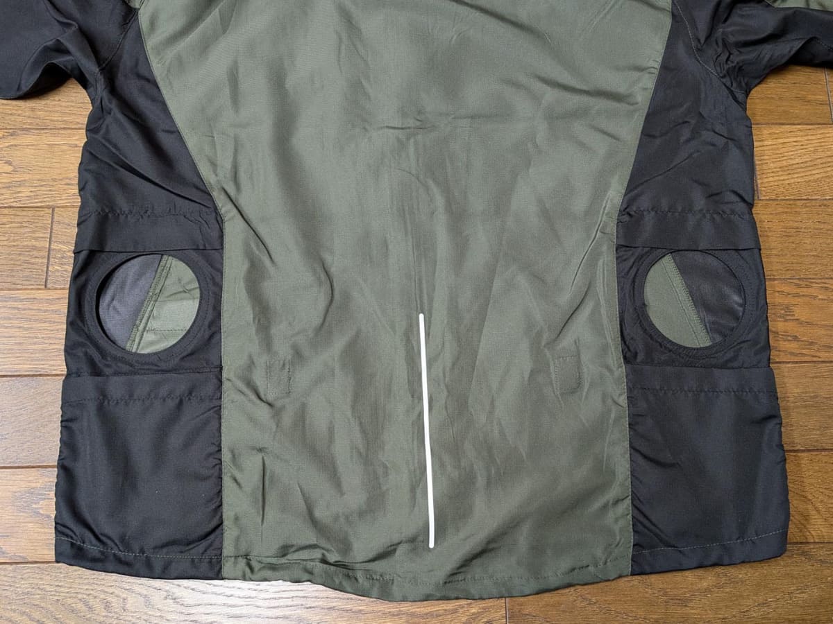 裏返したところ。ファンを取り付けるための穴が左右の腰の位置に空いています。穴を塞げば一般的なジャケットとしても使えます