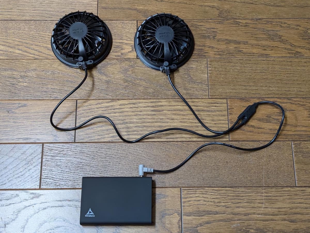 ファンとバッテリーを接続したところ。これをジャケットに取り付けます