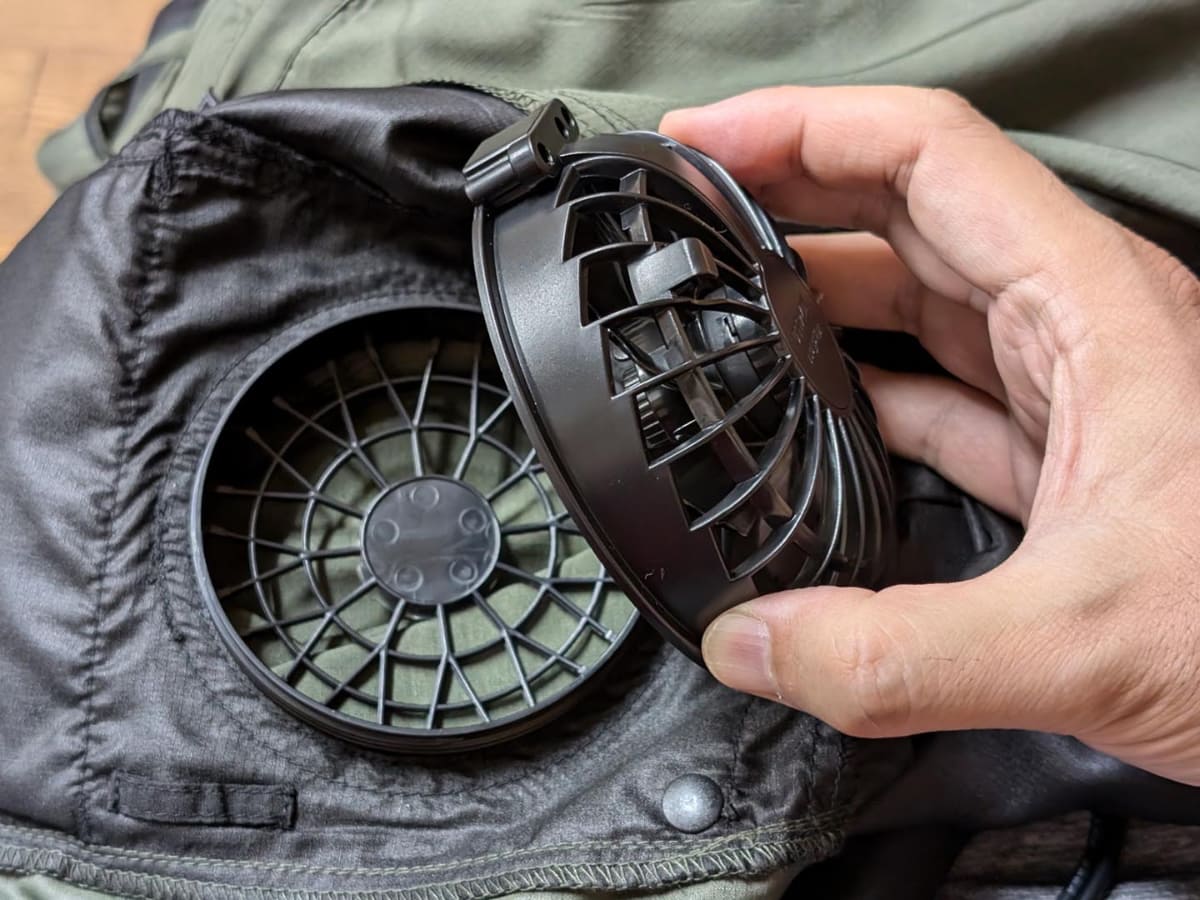 ファンのカバーを外し、表裏から挟むように取り付けます