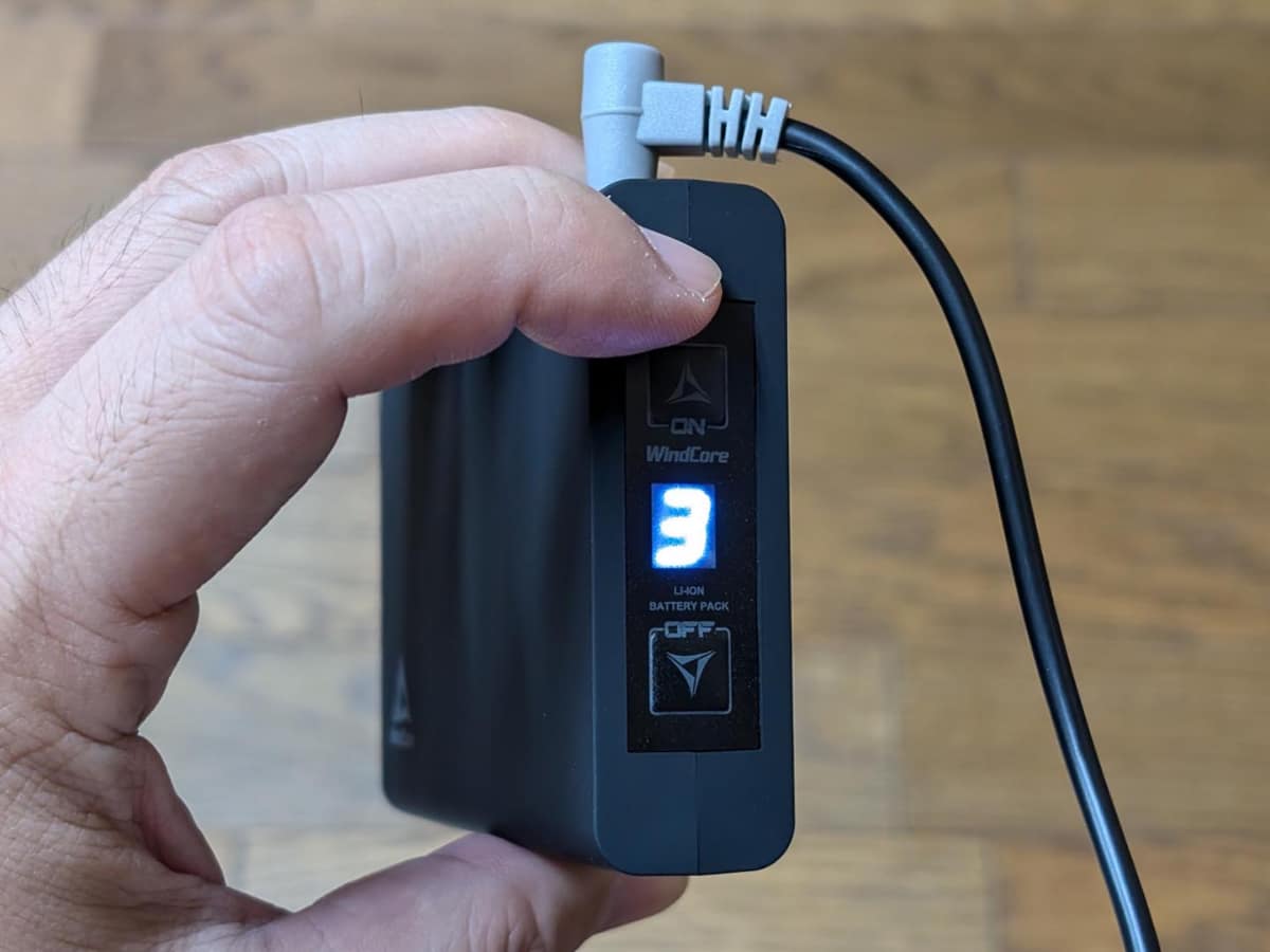 スイッチを入れる時はバッテリー上面のボタン(ケーブルに近い側)を長押しします。同じボタンを繰り返し押すことで風量の切り替えも行えます