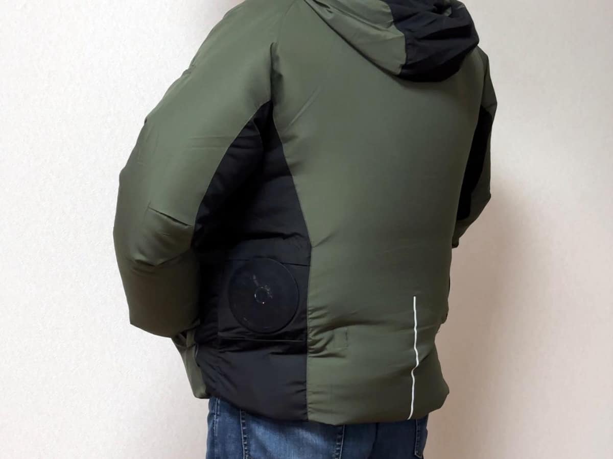 ファンは腰の位置にあります。デザイン上、黒い部分に同化させることで、目立たなくしているようです