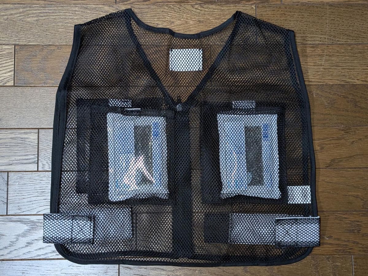 市販のメッシュ製のベストに保冷剤を入れウェアの下に装着することで、ウェア内に冷気を循環させることができます。ちなみにこうしたポケットをあらかじめ備えたウェアもあります