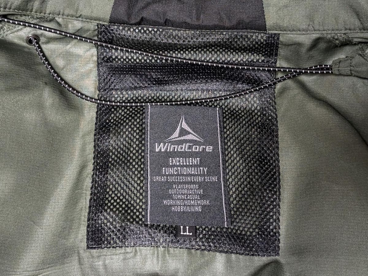 本製品も首の後ろに保冷剤を入れられるメッシュポケットがあるのですが、位置が位置だけに効果は微妙なところです