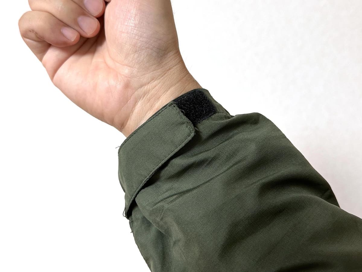 袖はあまり絞りすぎず、空気の通り道を作ってやるのがベターです。ちなみに首のところは風の通りを調整できるアジャスターがついています