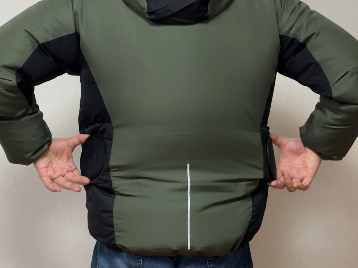 ファンは背後にではなく、ほぼ真横に配置されています