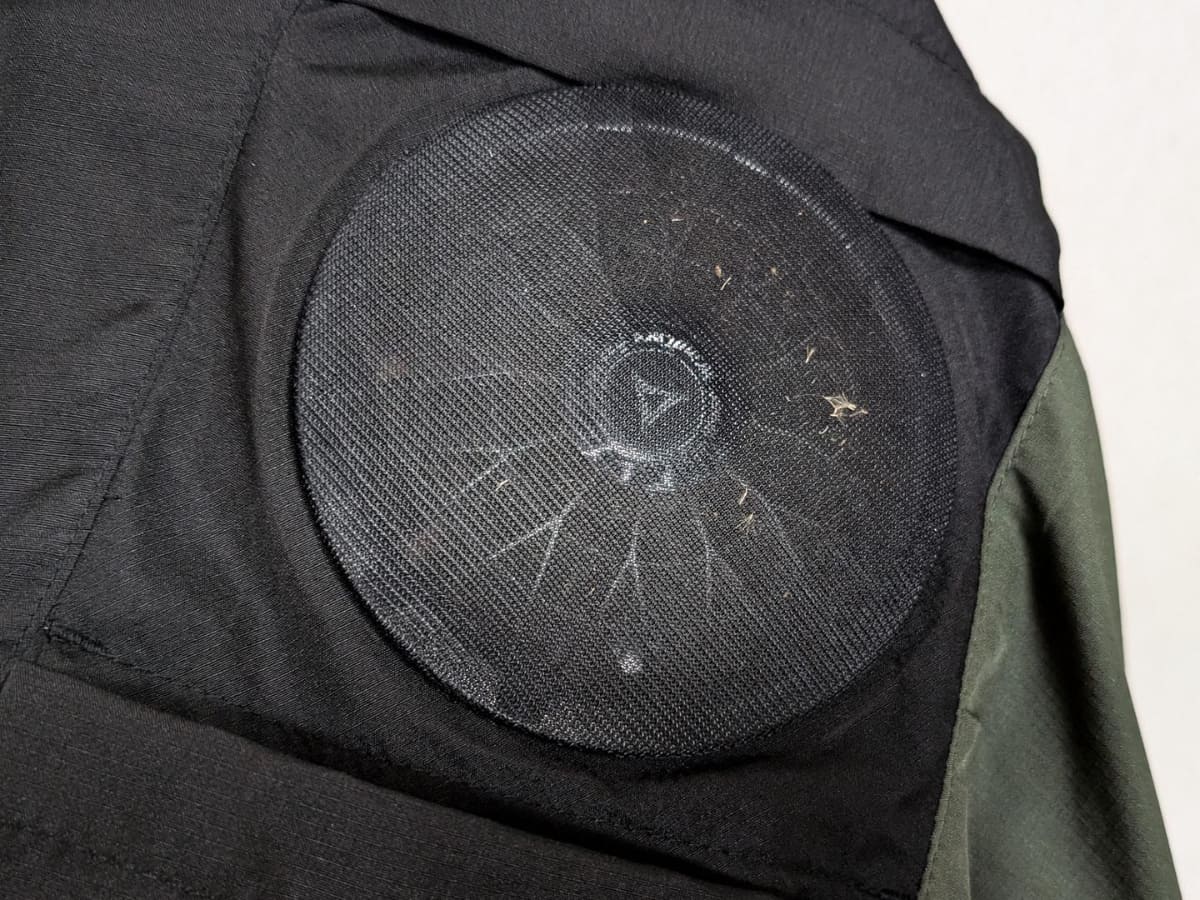 雑草取りの作業をしたあとの状態。綿毛などがネットに吸着しているのが分かります