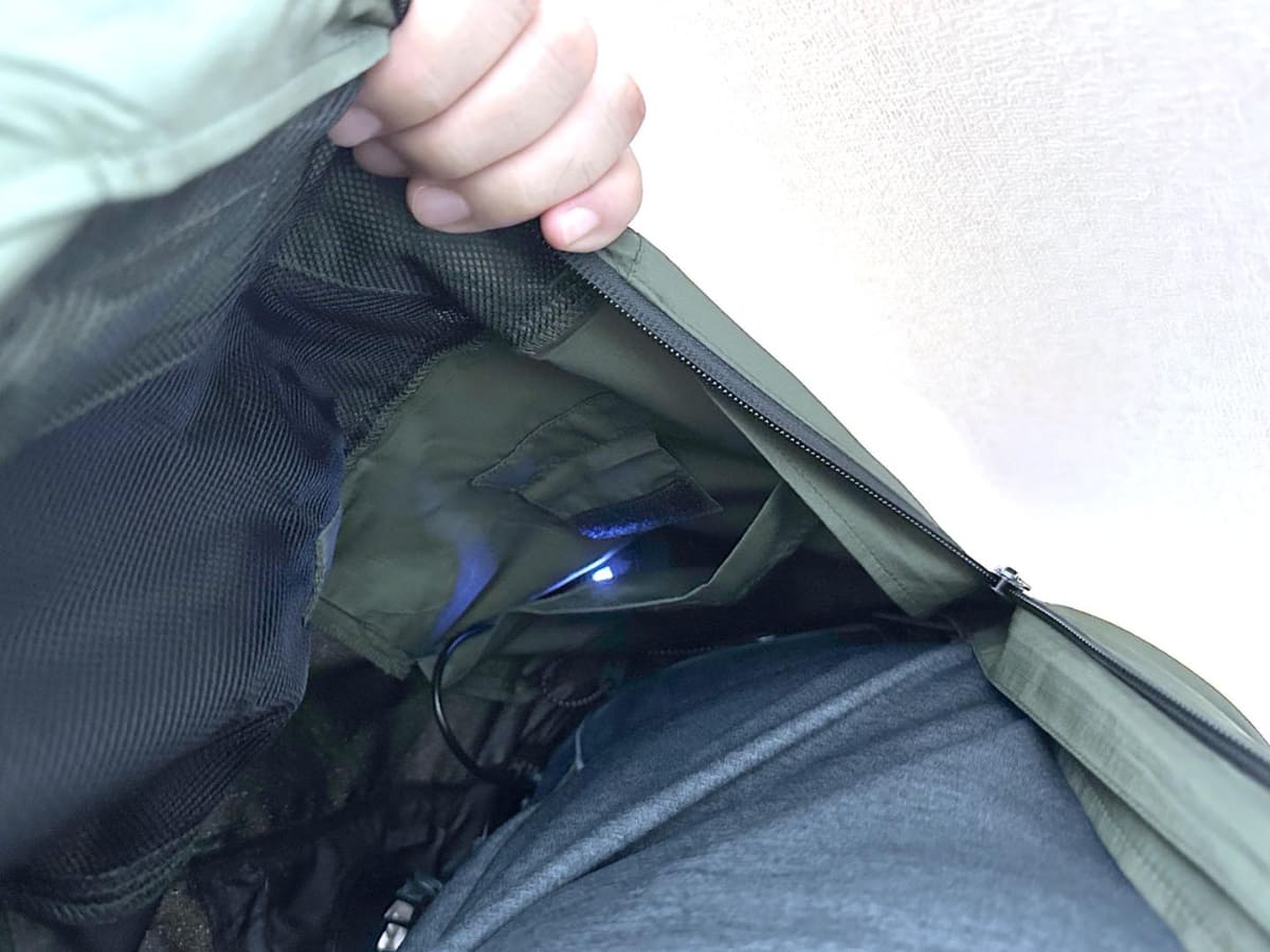 バッテリーはジャケットの左前に収納されています