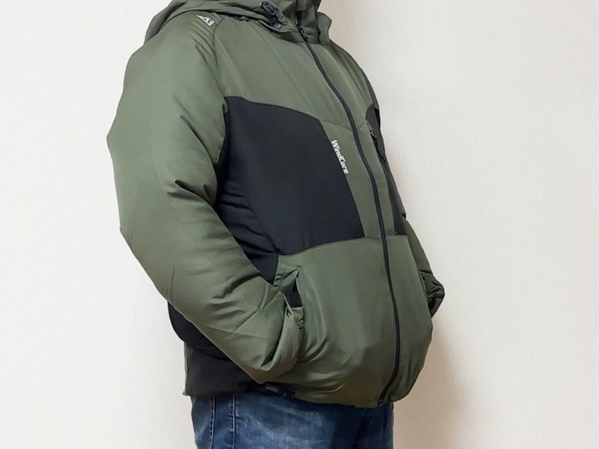 今回購入した製品は外見も一般的なジャケットとそれほど変わりません。もっとも長袖であることから、夏場に着ているとちょっと目立ちます