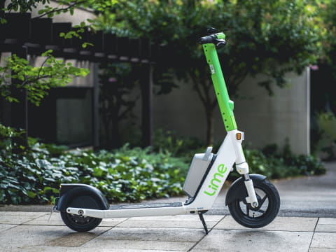 電動キックボードの「Lime」日本上陸 ヘルメット着用で割引 - Impress