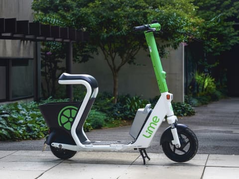 電動キックボードの「Lime」日本上陸 ヘルメット着用で割引 - Impress