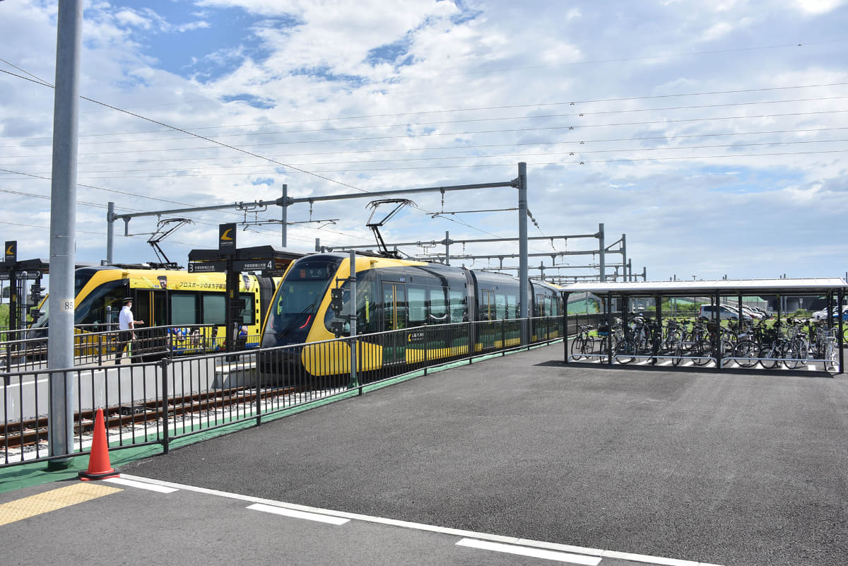 トランジットセンターになっている平石停留場はバス停や駐輪場・駐車場などが整備されている