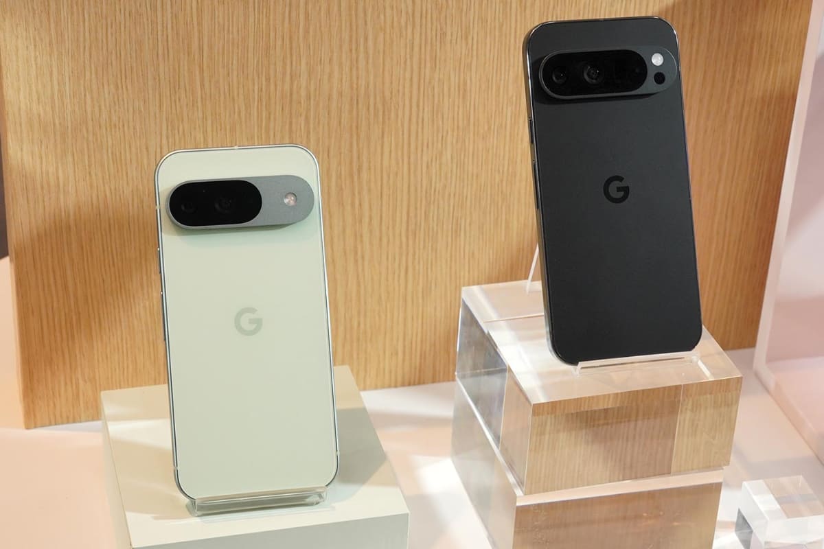 Pixel 9と同じサイズにProの機能を詰め込んだPixel 9 Pro(右)。カメラやメモリ容量、ディスプレイなどがPixel 9との主な差分になる