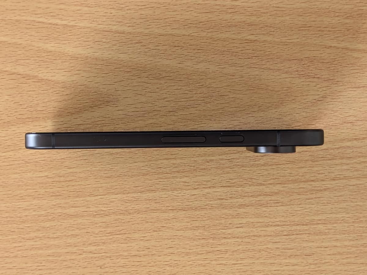 右側面。電源ボタンと音量ボタンはこちら側