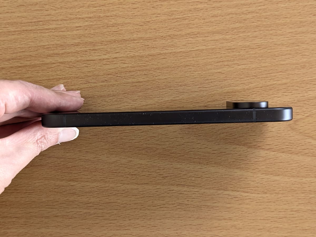 左側面には端子やトレー類はなし