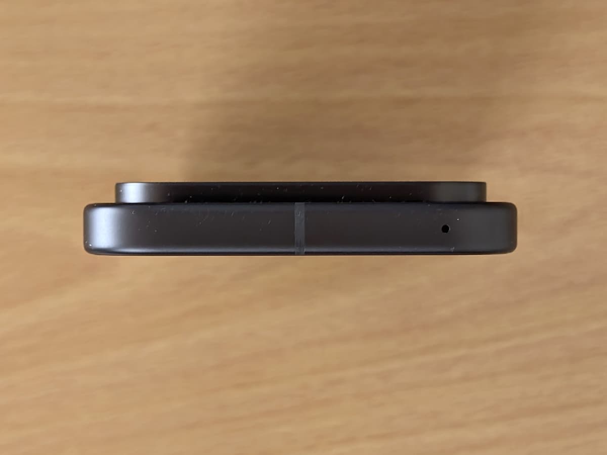 上側面。マイク穴が見えます