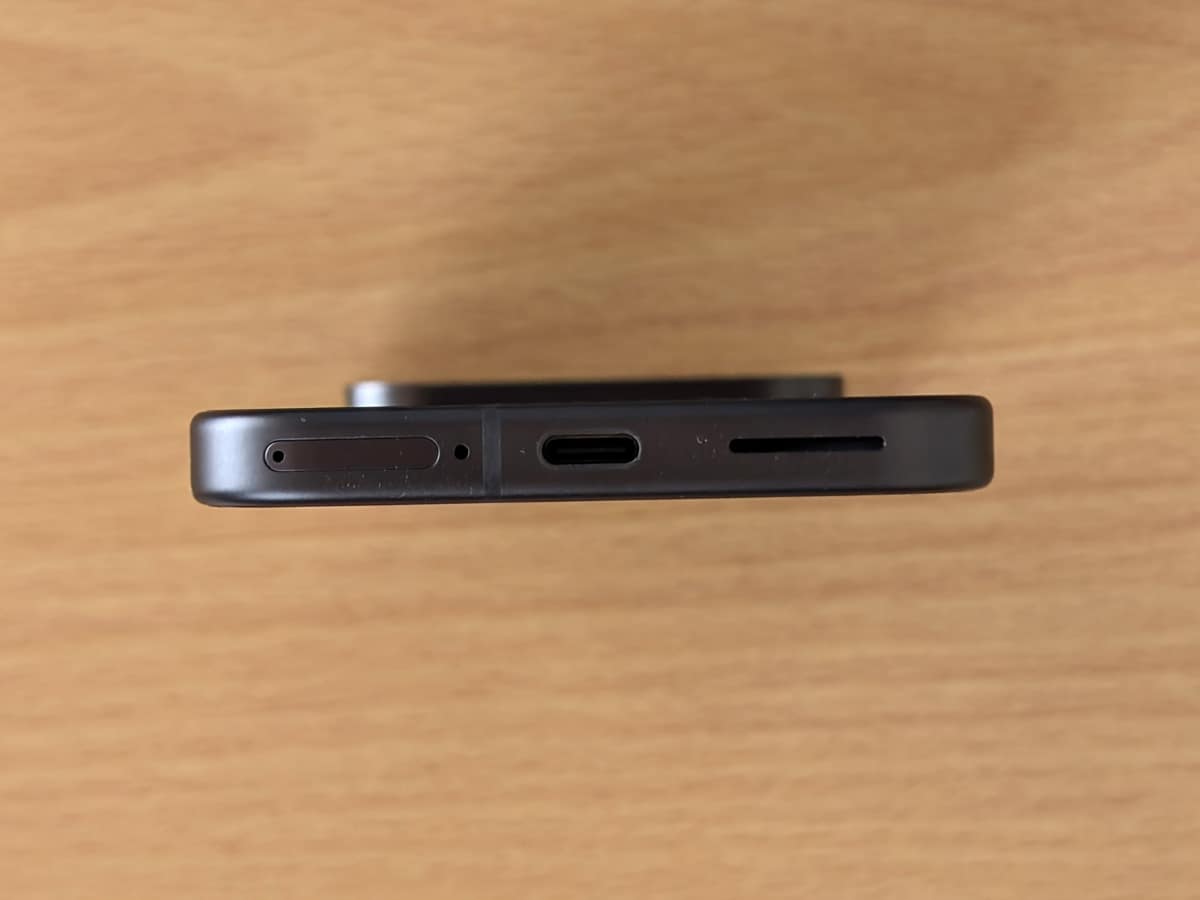 USB Type-C端子やスピーカー穴のある、下側面