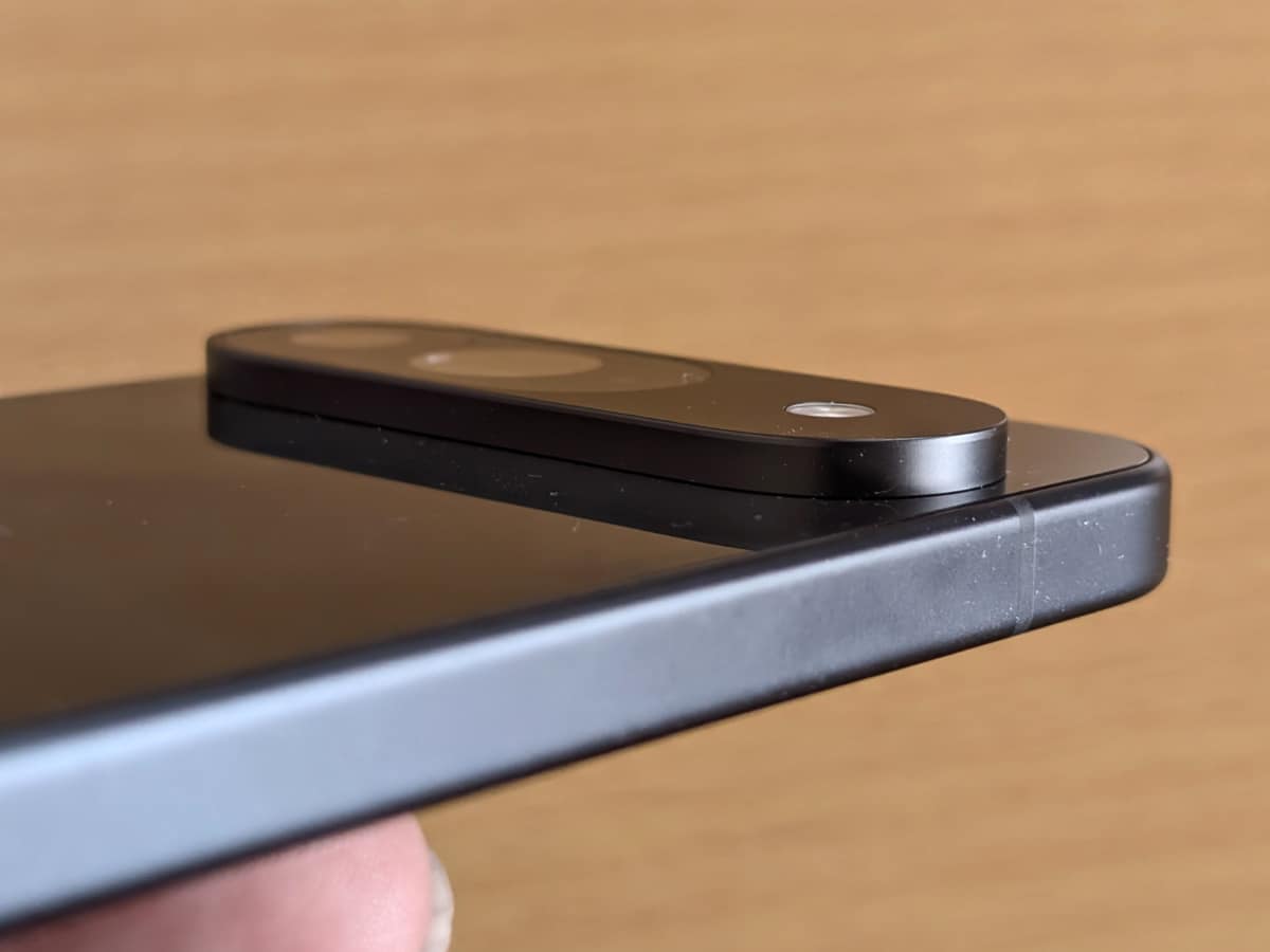 背面のカメラバー部分に2つのレンズが搭載