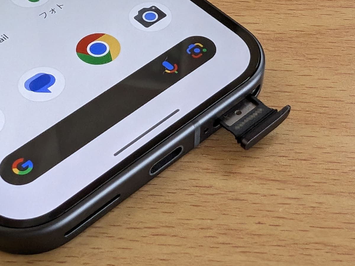 SIMカードトレーは下側面、USB Type-C端子のすぐ隣に配置換えとなりました