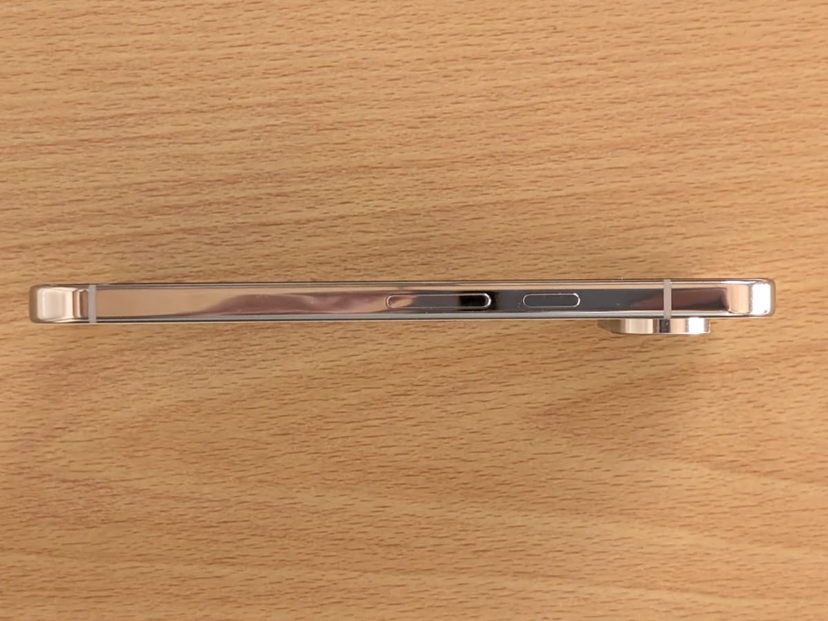 側面の端子類配置はPixel 9とほぼ同じ。こちらは電源ボタンと音量ボタンがある右側面