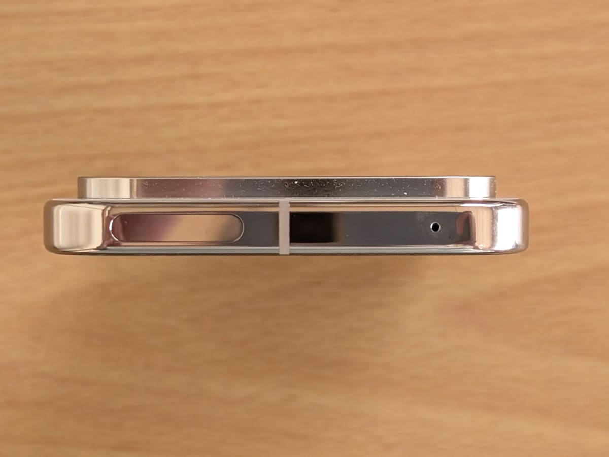 上側面。マイク穴の他に細長い凹みが。どうしてもミリ波アンテナを想起しますが……Pixel 9 Pro XLはミリ波非対応です