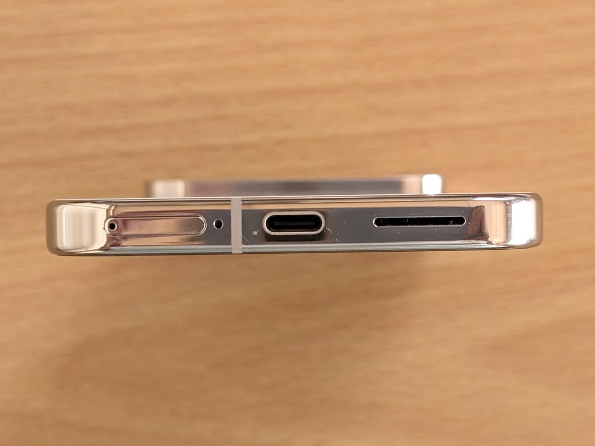USB Type-C端子やスピーカー穴のある、下側面