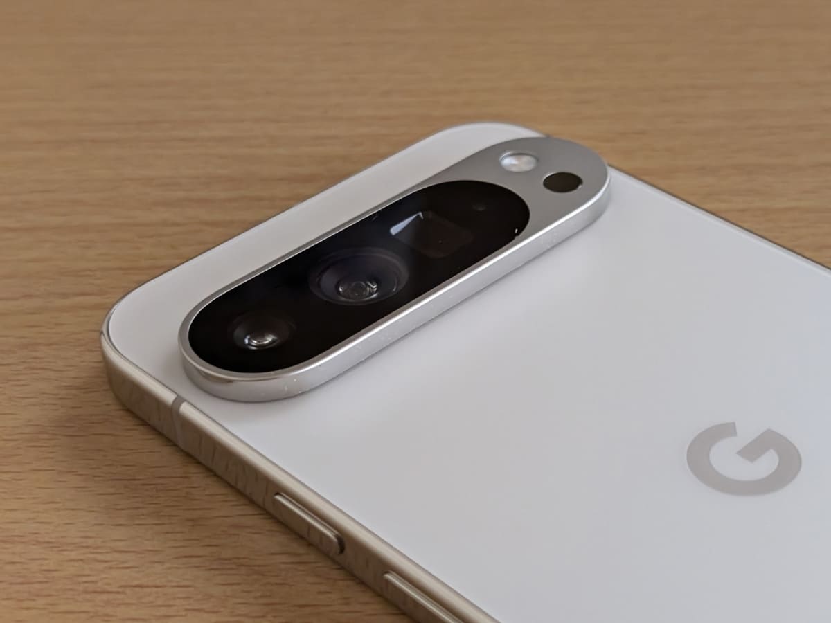 メインカメラは3眼式。なおレンズ横には、引き続き温度計センサーが