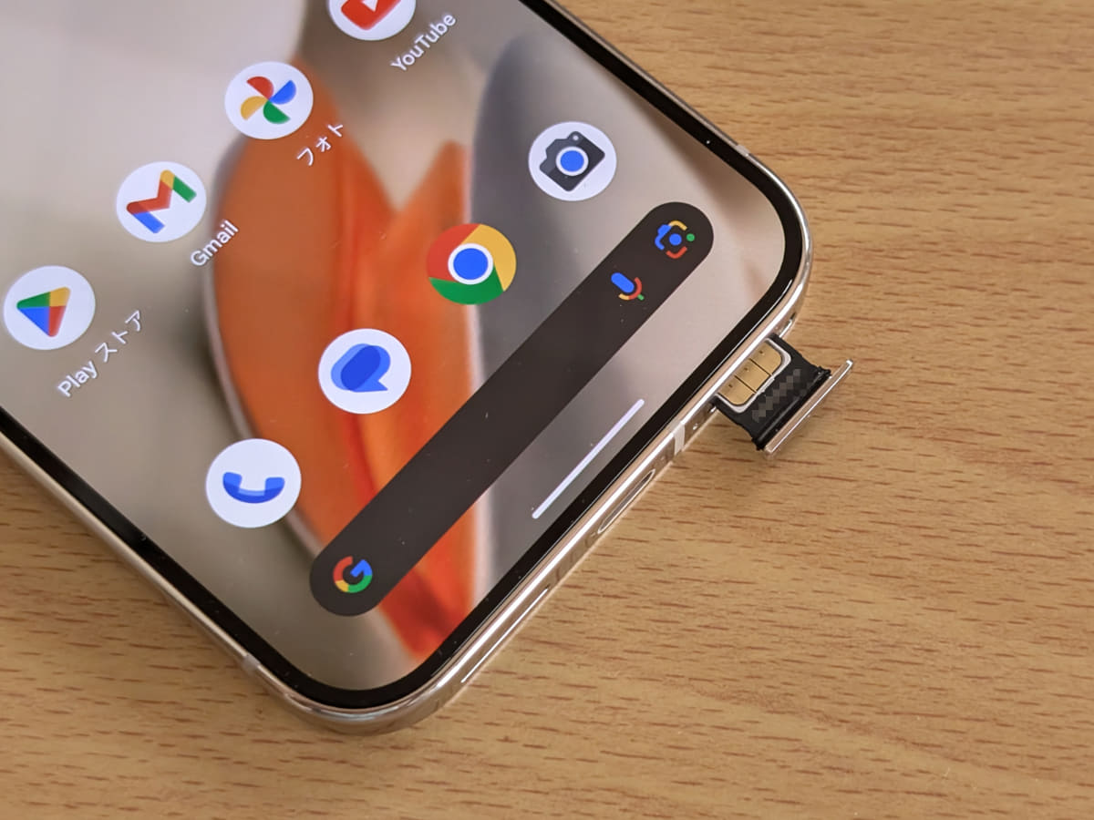 SIMカードトレーは下側面、USB Type-C端子のすぐ隣に配置換えとなりました