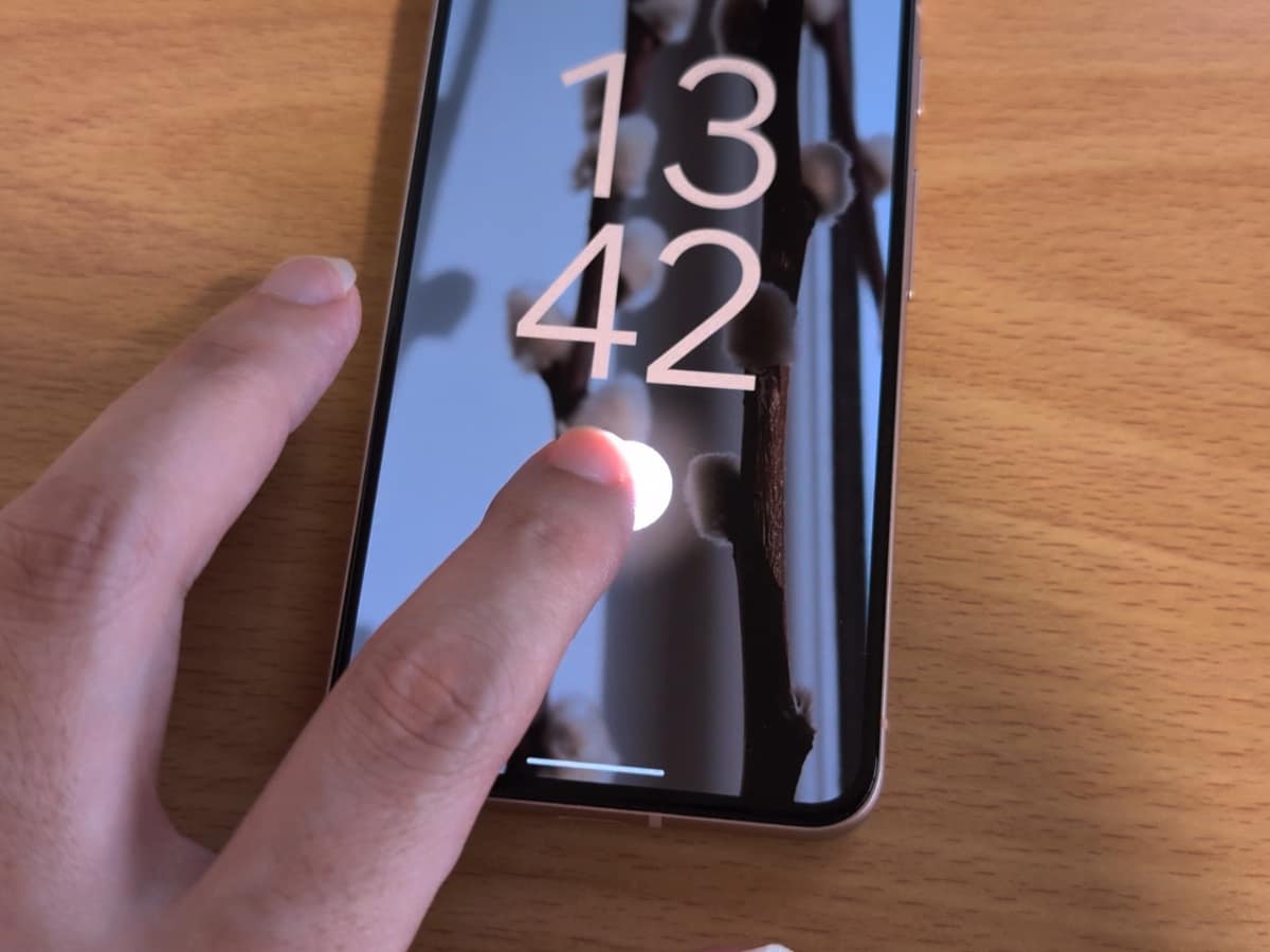 これはPixel 8(従来機種)での指紋スキャン例。指先をタッチすると、このように画面が光って指紋を読みます。Pixel 9/Pixel 9 Pro XLでは光は発生せず、超音波センサーが動作します