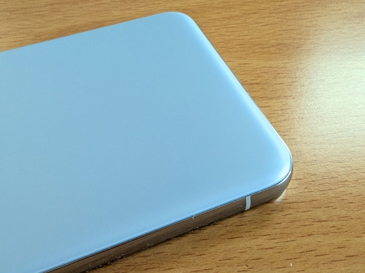 Pixel 8 Proの側面部分。金属のフレーム自体に丸みがあり、さらに背面パネルの構造のため、手に持つとかなり滑らかな印象