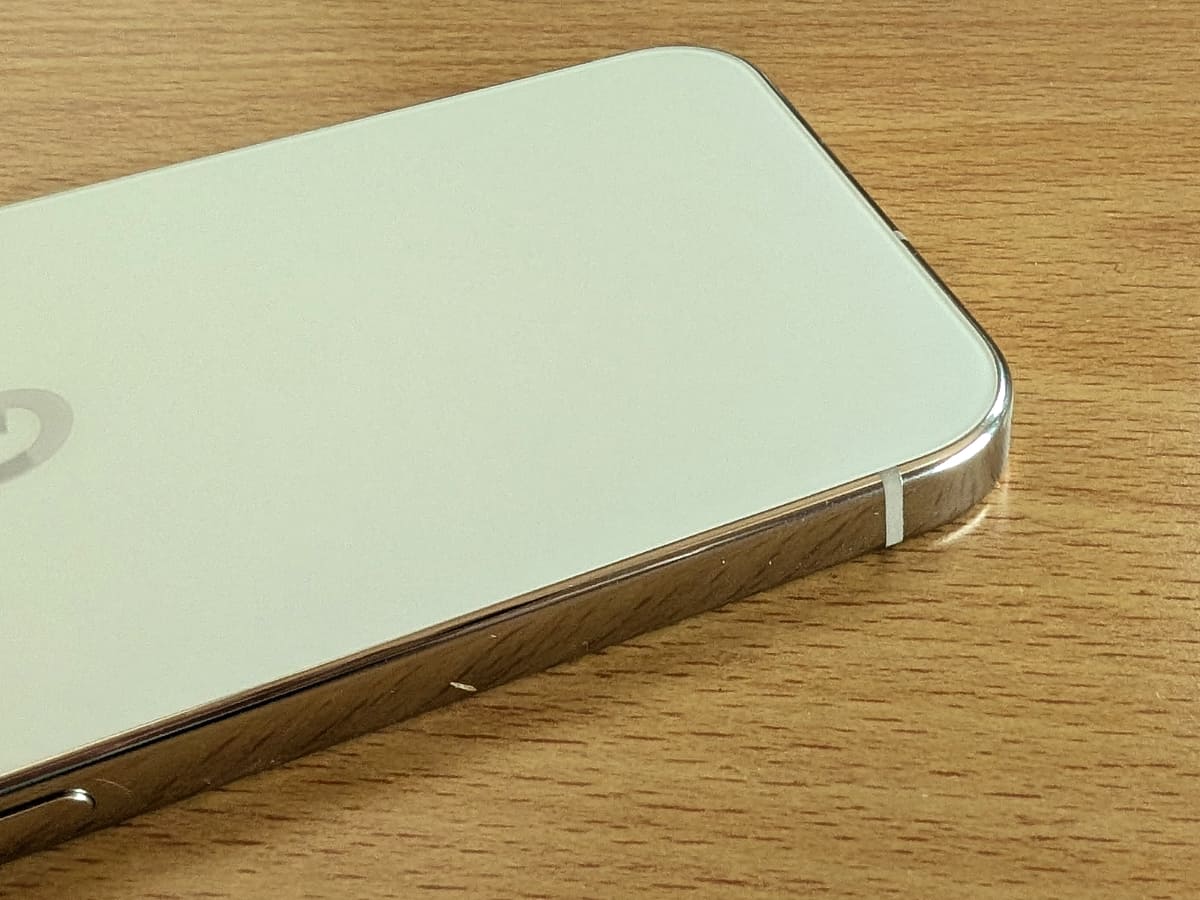 対してPixel 9 Pro XL。フレームが若干太めで、表面はほぼフラット。よってボタンのない部分を地面に設置させれば、手を離しても(かろうじて)自立します