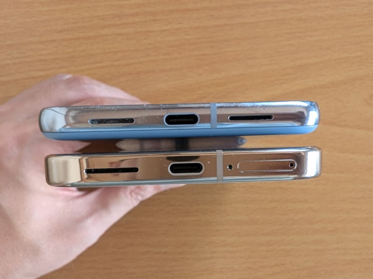 下側面を並べてみたところ(下側のゴールドのフレームがPixel 9 Pro XL)。フレームが太くなり、結果的に背面パネルが沈み込んだ(はめ込まれた)ような構造になった点が、印象の違いに起因するとみられます