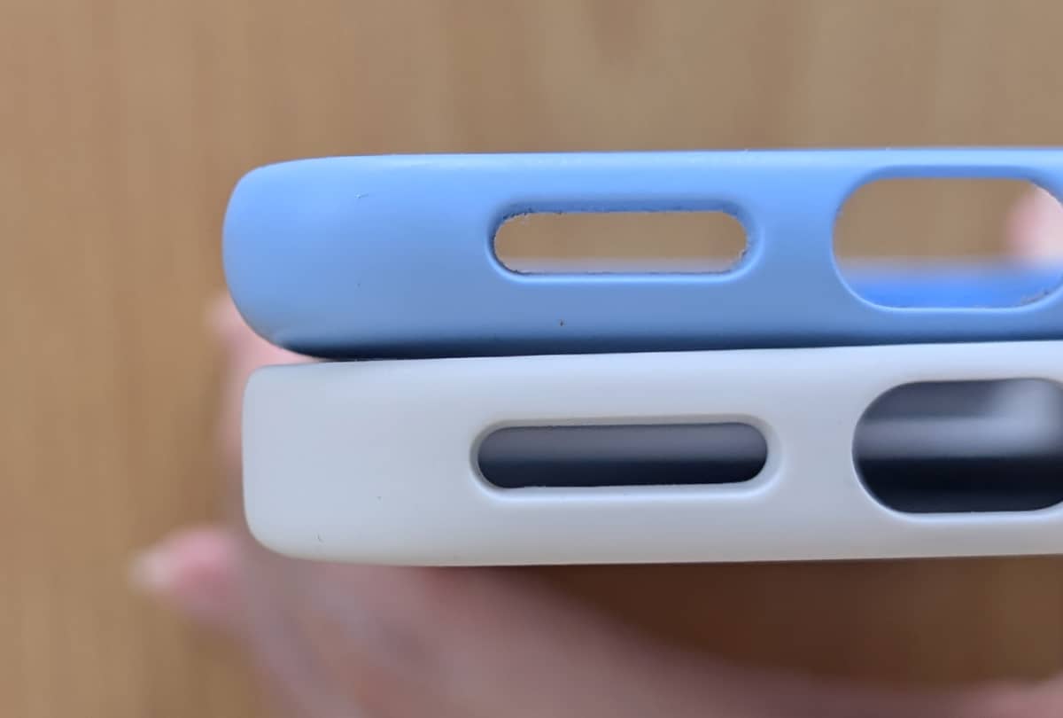 純正ケースを比較してみると、側面の丸みに違いがもう少し分かりやすくなります