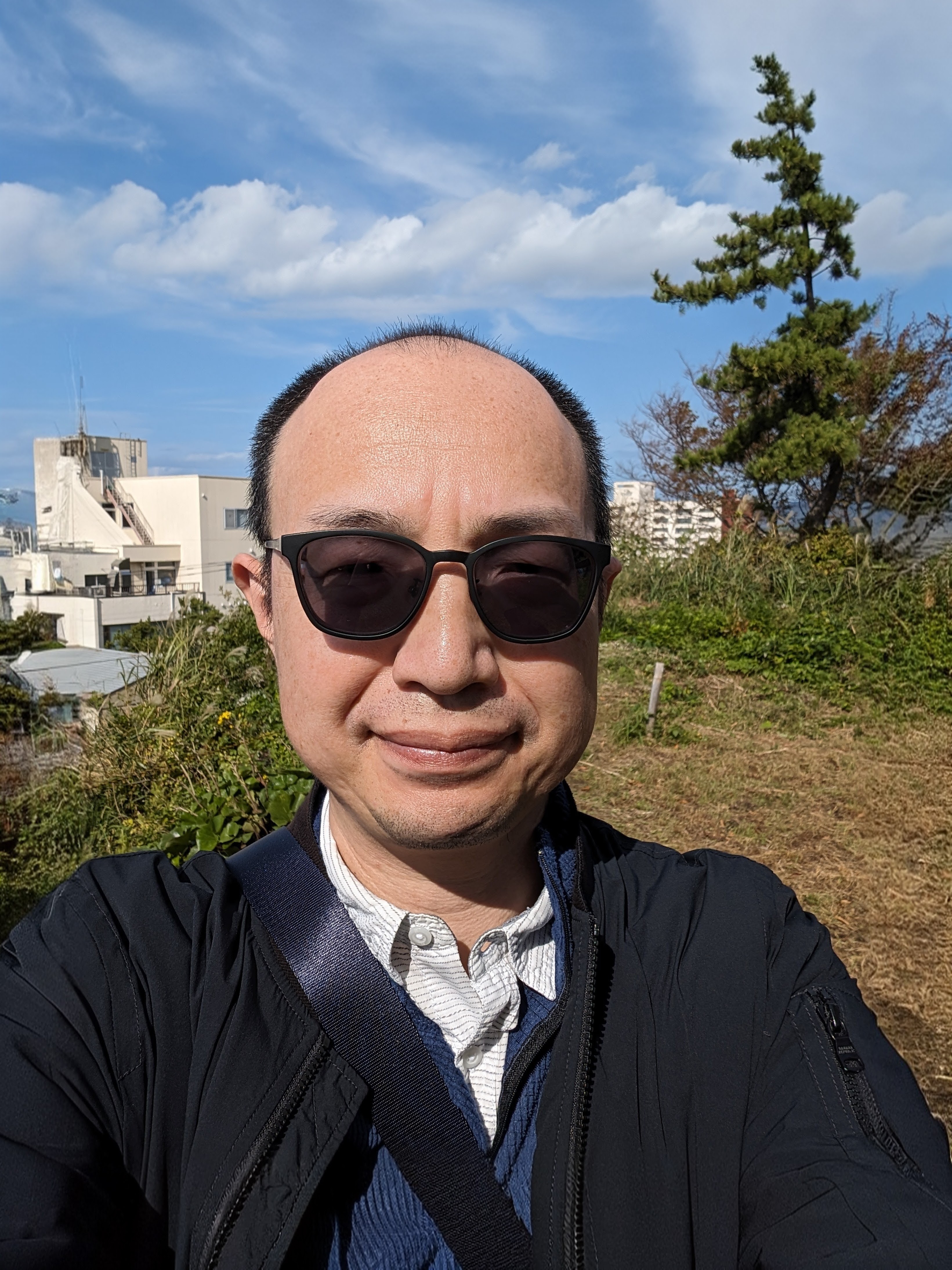 2枚目。「オートフレーム」の補完により、広角化された画像。良く見ると、左側のビルのあたりの処理が怪しい