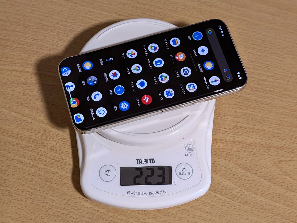 画面が大きいのはいいことですが、流石に220g超えとなると……(我が家のキッチンスケールで測ると224gありました)