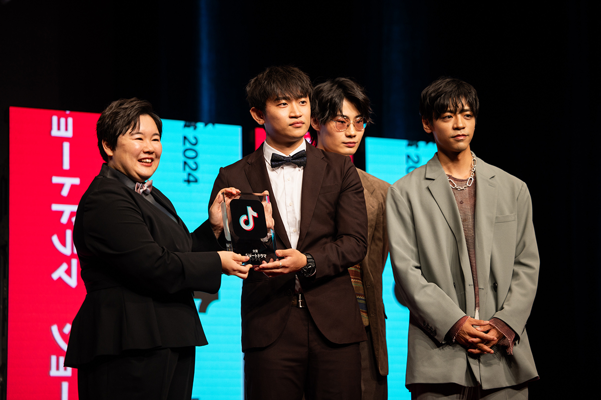 「ショートドラマ」のパイオニア的存在として「ごっこ倶楽部」が盾を受け取りました