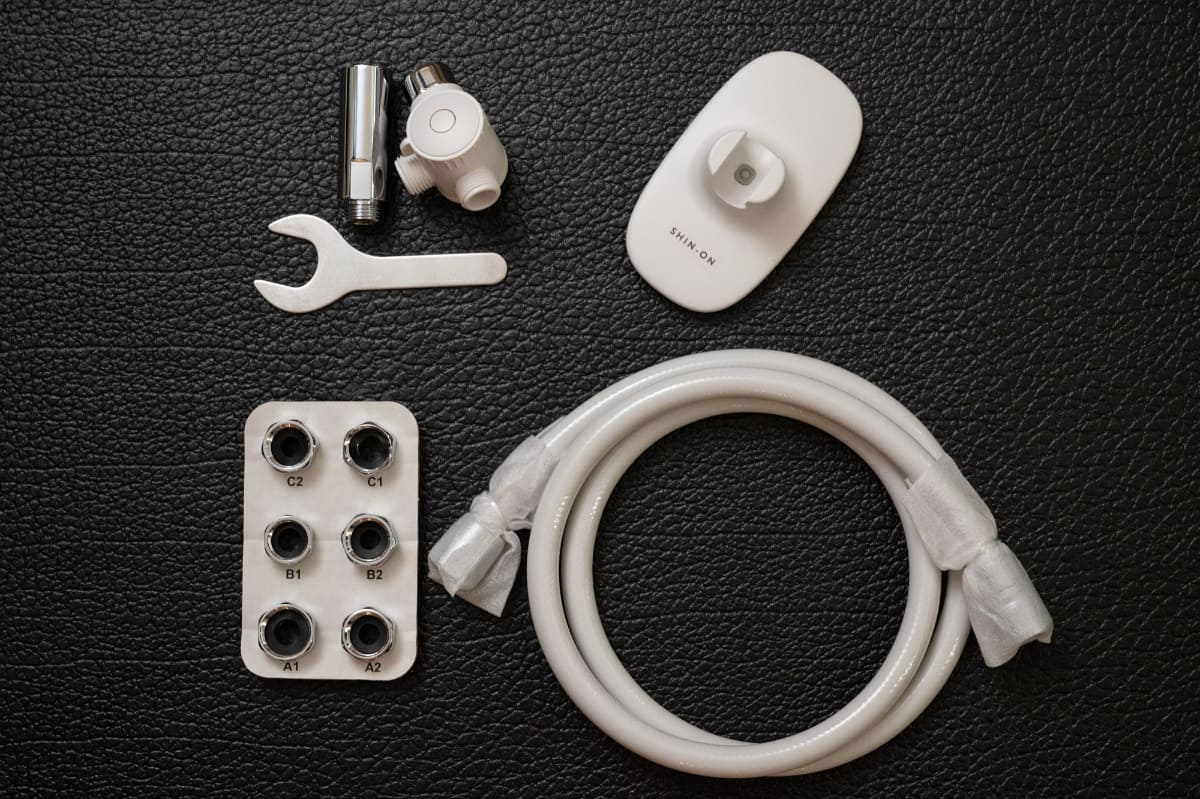 同梱品。筆者宅のユニットバスはTOTOの2020年製で、左下の水栓口変換アダプターは使いませんでした