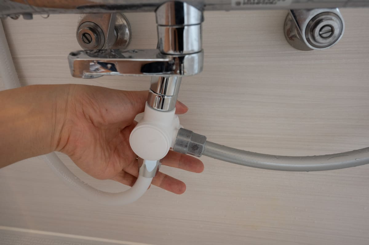 自由回転型なので、筆者宅のユニットバスの配置では、表裏を逆にするとハンドシャワー用ホースの向きが自然になります。切り替えハンドルが裏を向きますが、操作は可能です