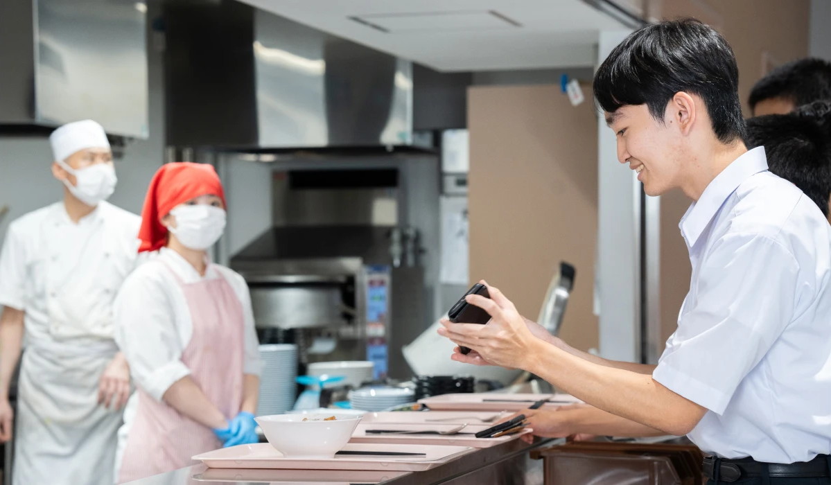 開成高校の生徒が開発した食堂のモバイル注文Webアプリ「学食ネット」の利用イメージ