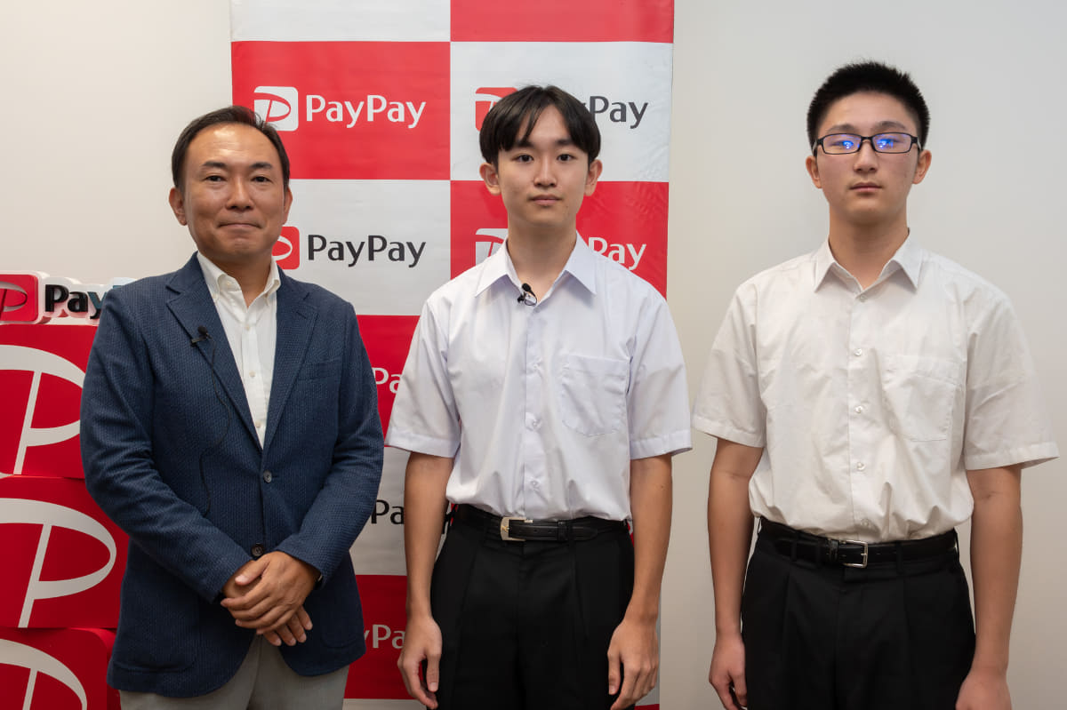 左から、PayPayの高木氏、開成高校3年生の秋山 弘幸さん、2年生の周 詩喬さん