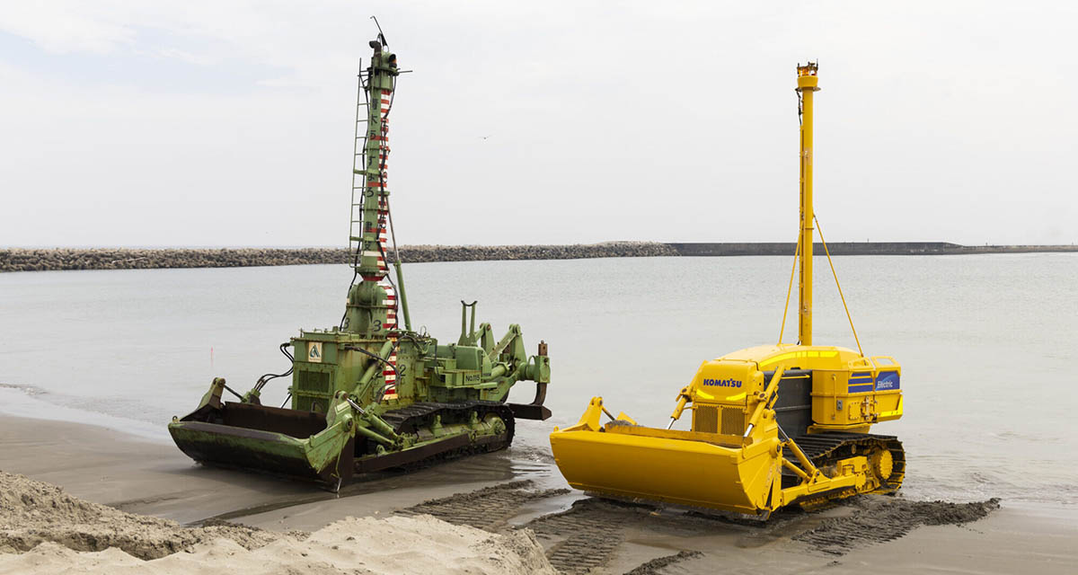 水陸両用ブルドーザー(左)と実証中の水中施工ロボット(右)