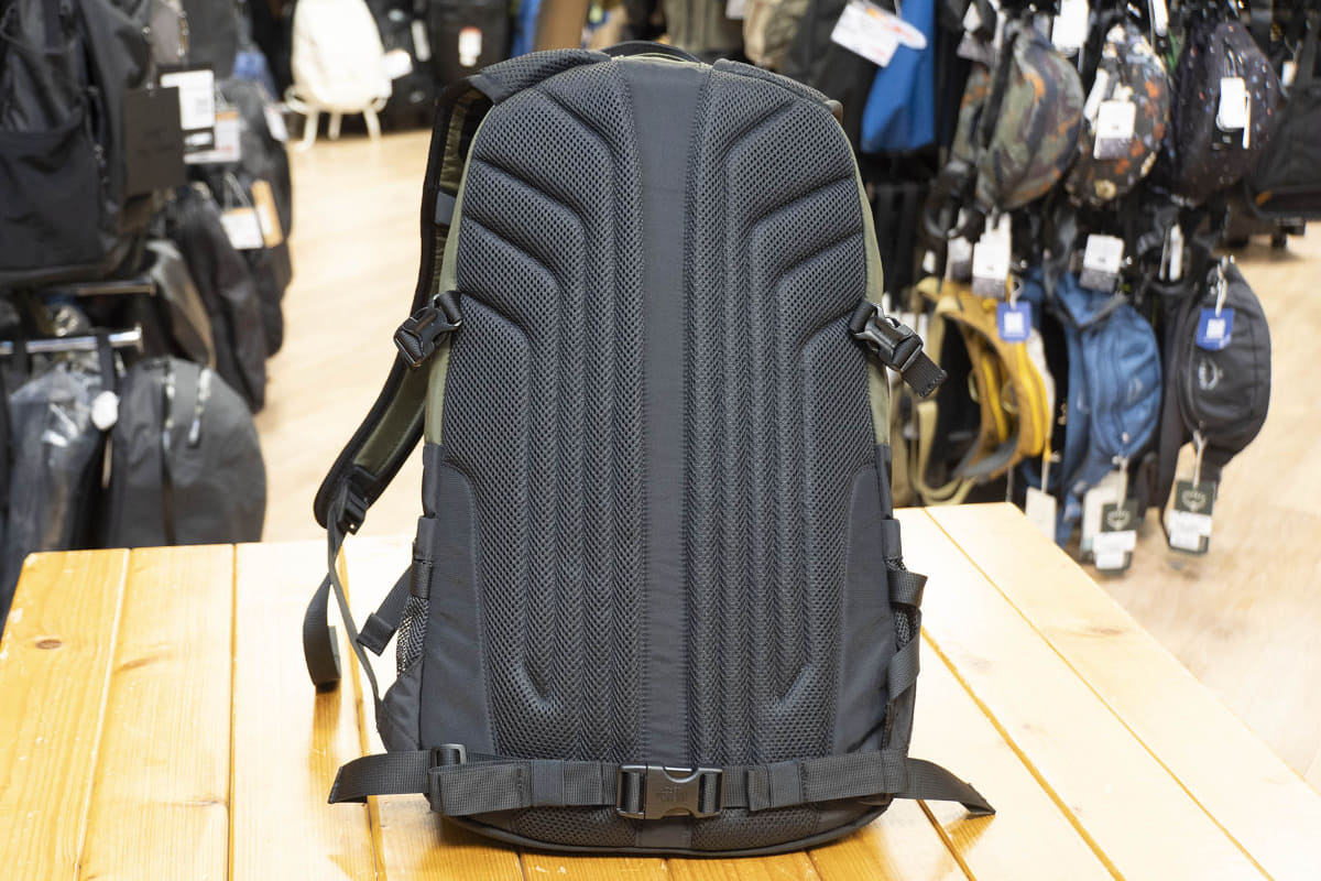 背骨のラインに合わせた構造で体への負担を軽減する背面パネル。エアメッシュとPEシートの立体構造により高い通気性を実現