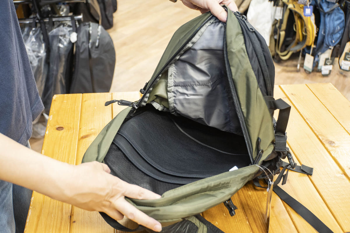 ノートPCを収納できるスリーブは底につかないようにレイアウトされ、置いた時の衝撃を受けないように工夫されている