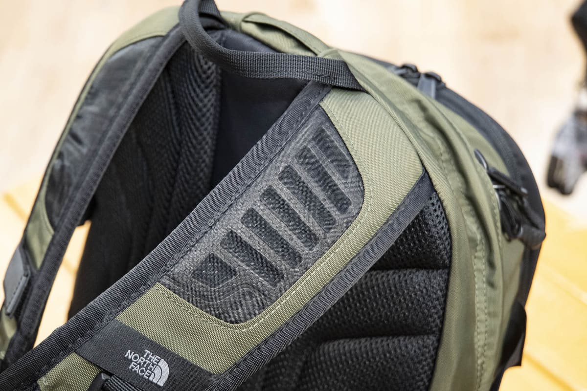 ショルダーハーネスにもメッシュ素材が