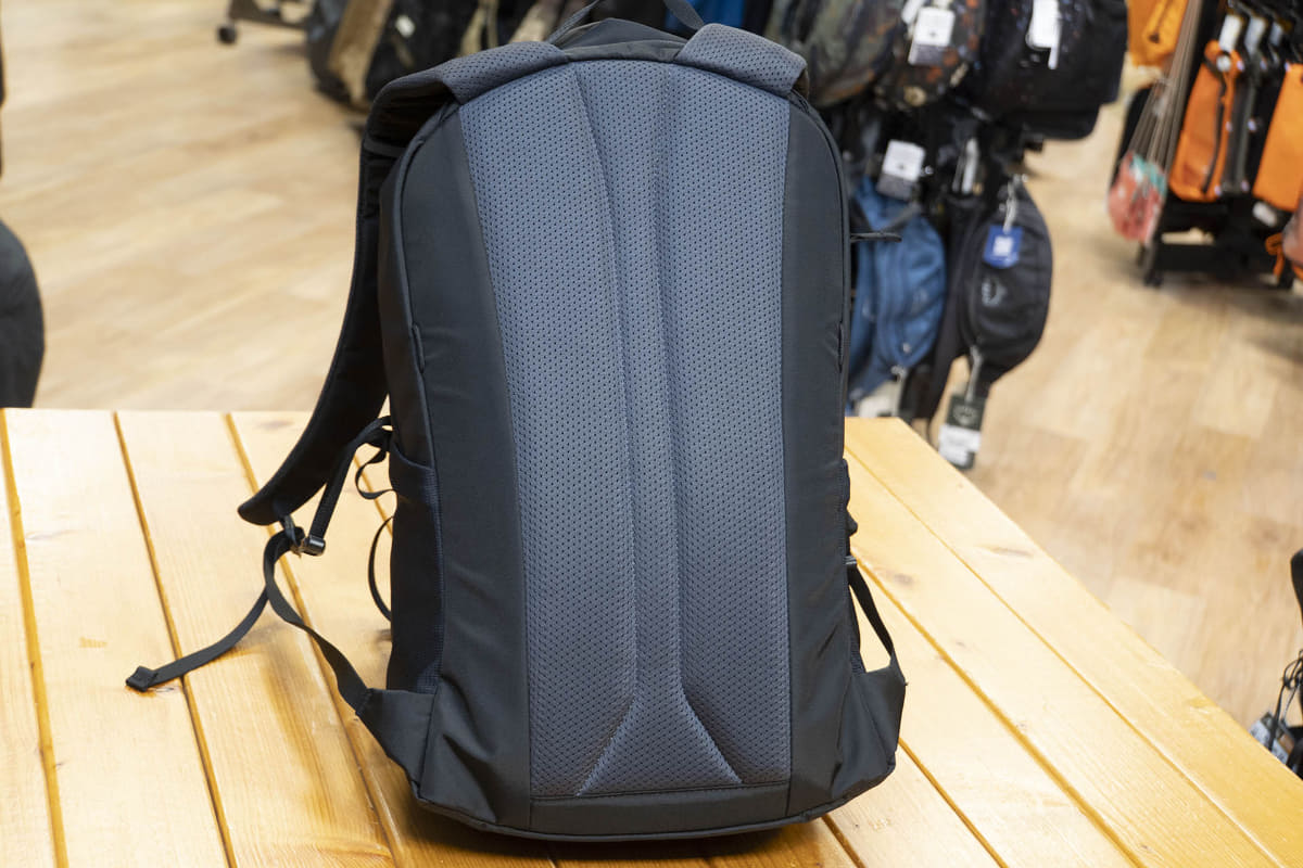 クッション性と通気性を両立した背面パッドで体への負担を軽減